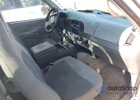 1997 Ford F-150 Standard/Xl/Xlt z USA, uszkodzony, nr VIN 1FTDF172XVNA46037